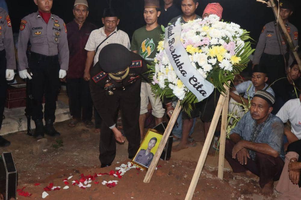 Kapolres Lampung Tengah AKBP Andik Purnomo Sigit memimpin langsung upacara pemakaman jenazah Almarhum Briptu Singgih Abdi Hidayat (28), Minggu (24/3/2024). (Dok. Polres Lamteng).