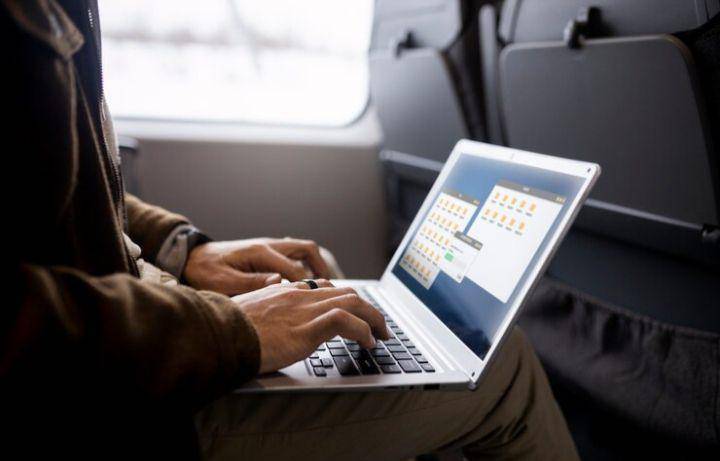 membawa laptop di kereta (freepik.com/freepik)