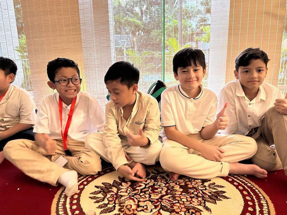 7 Potret Rafathar Ikut Pesantren Kilat Ramadan, Antusias!