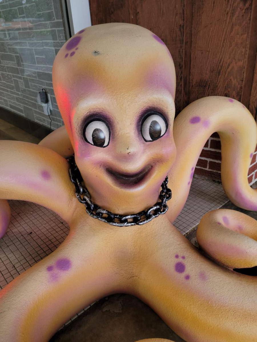 potret bentuk patung aneh dan creepy (reddit.com/user/Azmaeth)