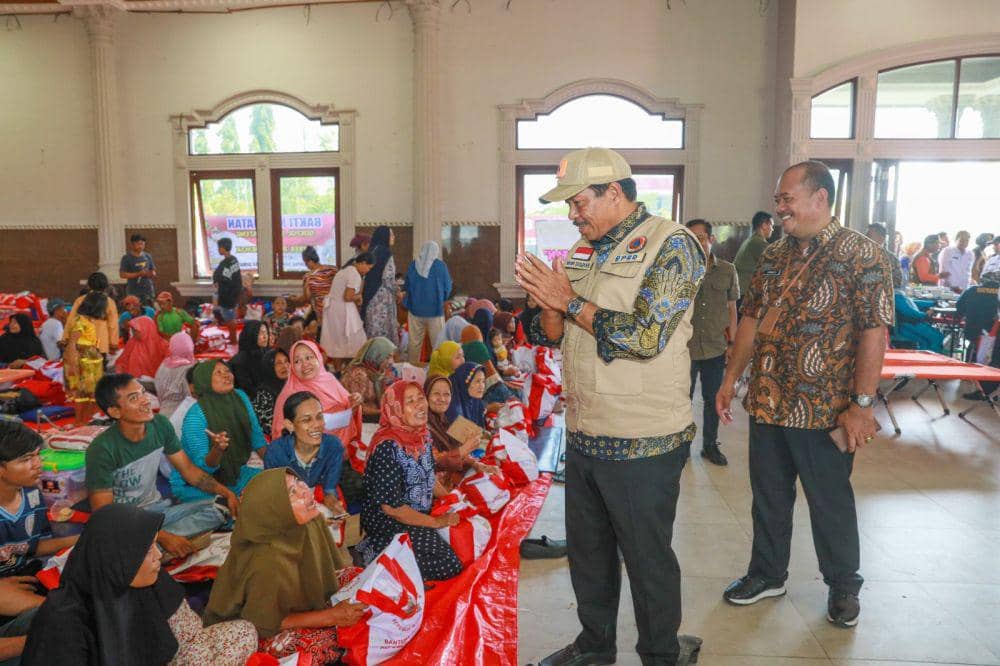 Pj Gubernur Jateng Nana Sudjana saat menengok Okta yang sedang menjalani hari-harinya di pengungsian pusat Kabupaten Demak. (IDN Times/Dok Humas Pemprov Jateng)