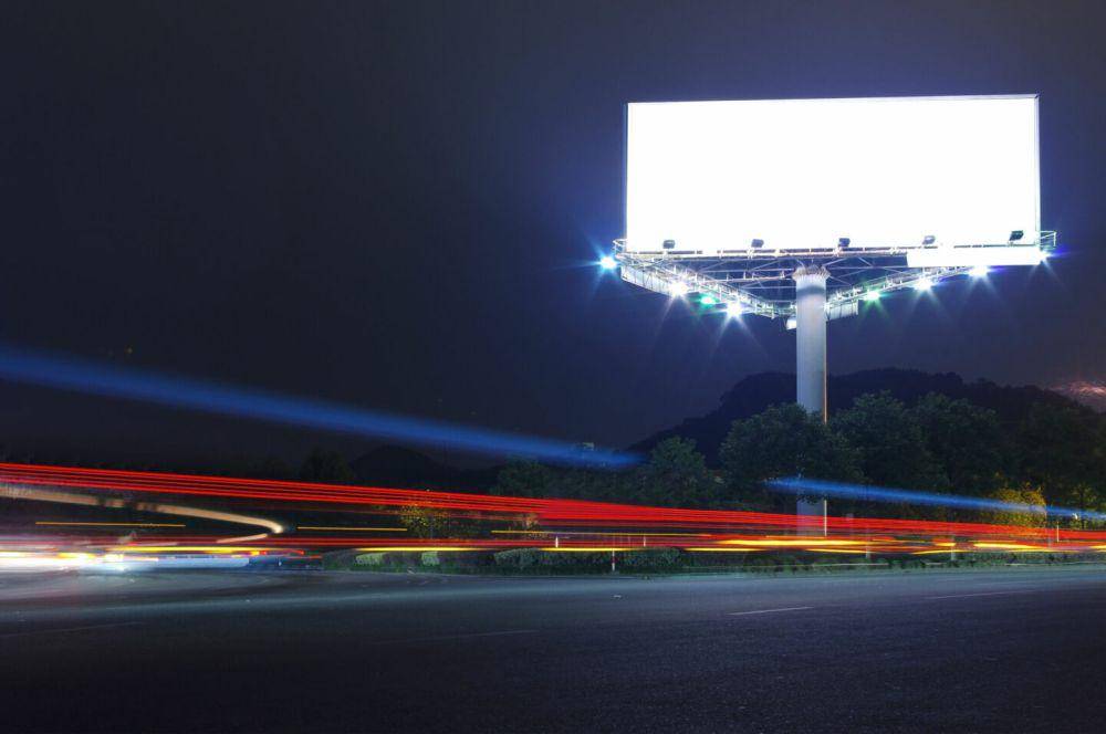 Ilustrasi cahaya billboard di pinggir jalan yang membuat silau pengendara pengendara (darksky.org)