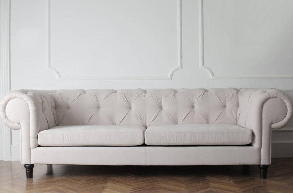 Ilustrasi chesterfield sofa (pexels.com/Andrea Piacquadio)