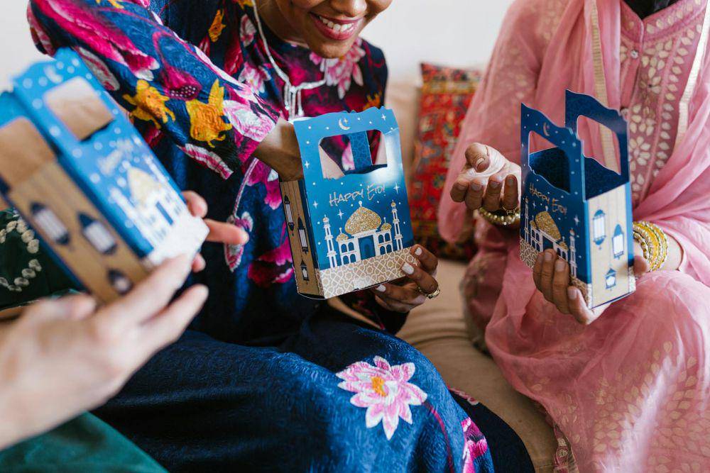 ilustrasi membuka bingkisan lebaran(pexels.com/RDNE Stock project)
