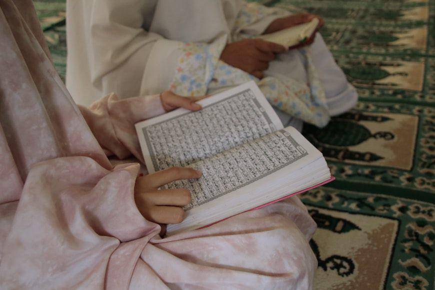 ilustrasi membaca Al-Quran bersama teman (unsplash.com/Ed Us)