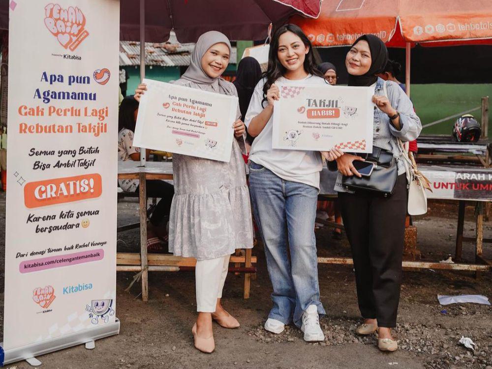 9 Potret Rachel Vennya Bagi-Bagi Takjil ke Warga, Support UMKM