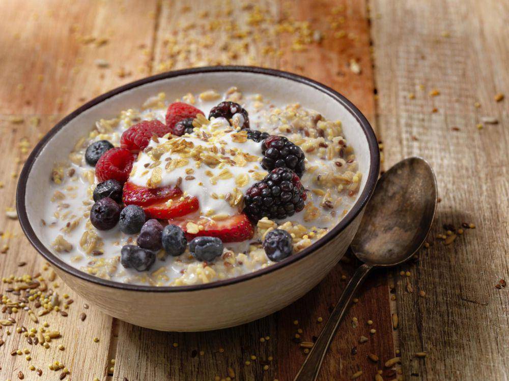 ilustrasi oatmeal dengan buah segar (istockphoto.com/LauriPatterson)