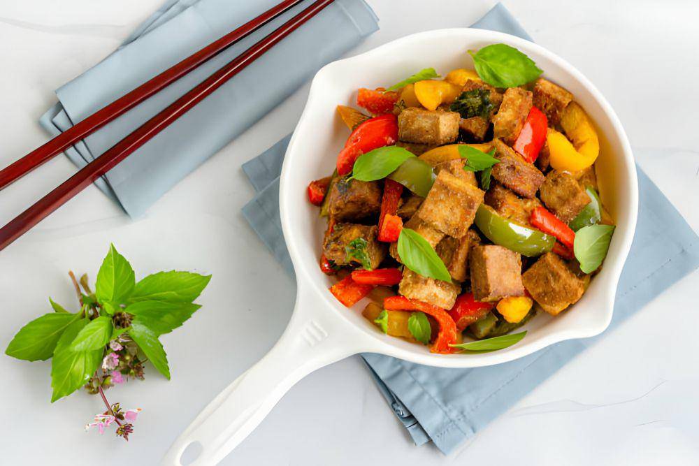 ilustrasi tumis tahu dan sayuran (istockphoto.com/Ravsky)