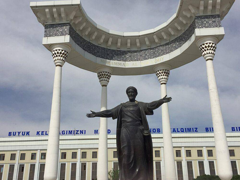 Patung Al-Khwarizmi di Urgench, Uzbekistan (commons.wikimedia.org/DierkA)