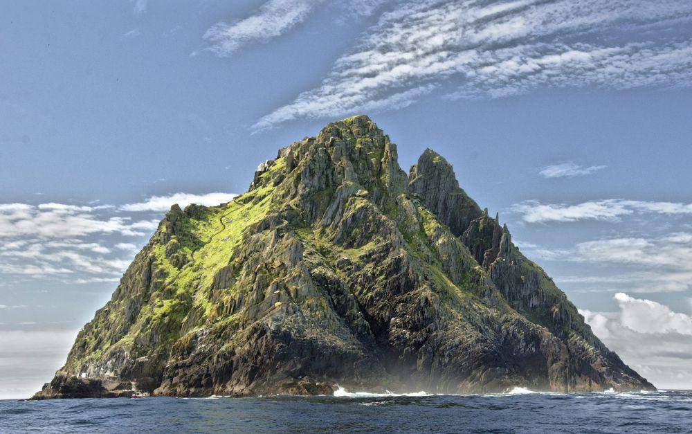 ilustrasi gunung bawah laut (unsplash.com/Michael)
