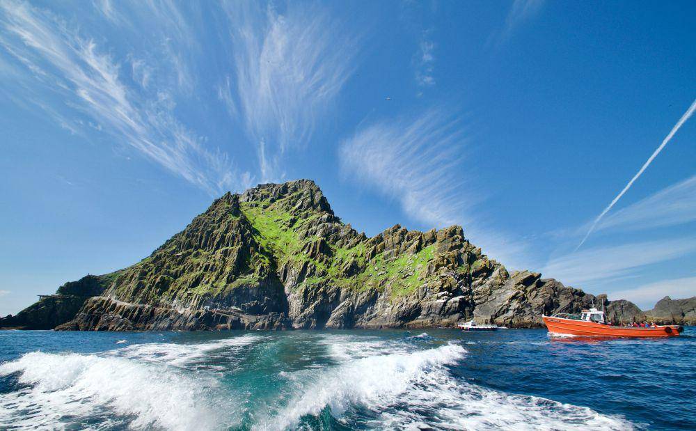 ilustrasi gunung bawah laut (unsplash.com/Rachel Lillis)