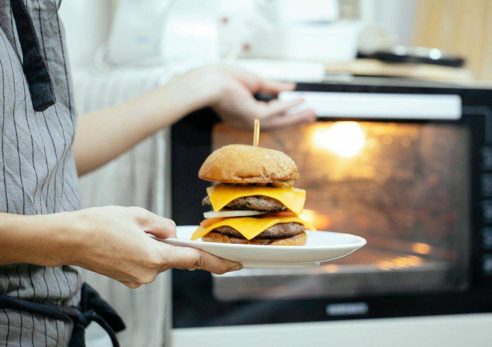 ilustrasi cheeseburger (pexels.com/Katerina Holmes)