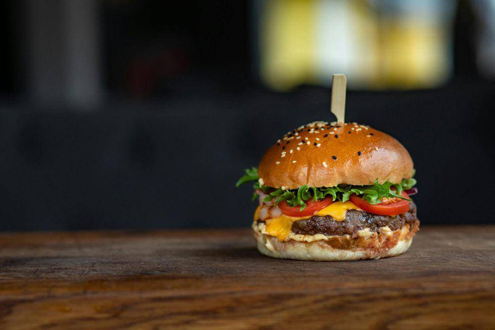 ilustrasi burger (pexels.com/Valeria Boltneva)