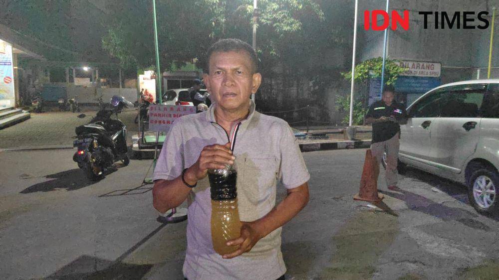 Edi menunjukkan pertalite yang tercampur air. (IDN Times/Imam Faishal)