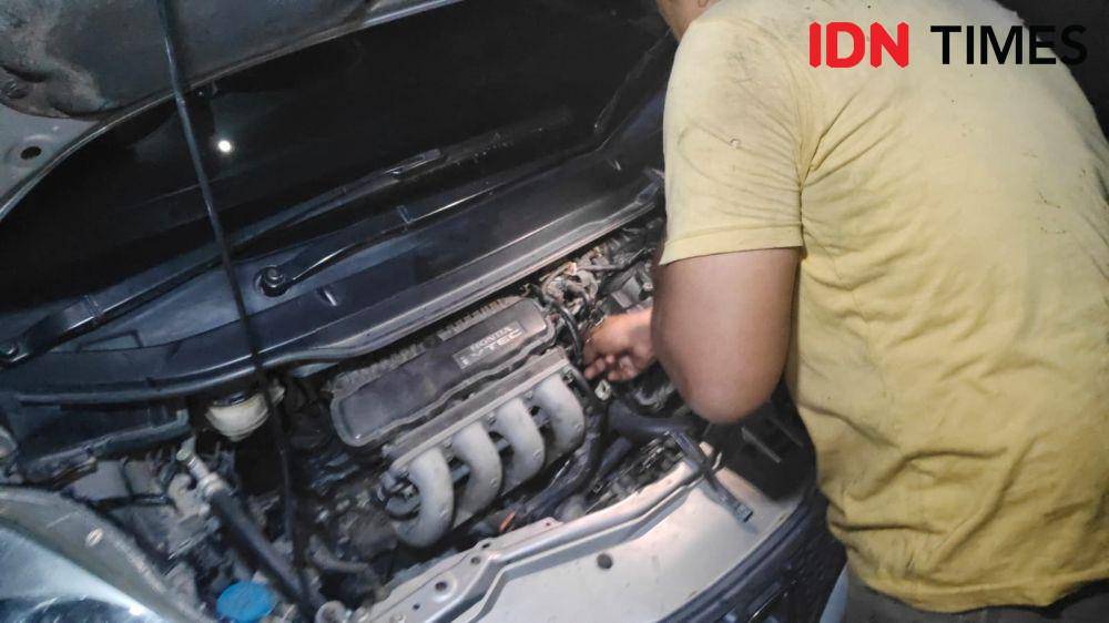 Puluhan kendaraan alami mogok akibat pertalite tercampur air di bekasi. (IDN Times/Imam Faishal)