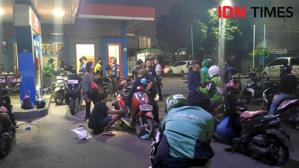 Puluhan kendaraan alami mogok akibat pertalite tercampur air di bekasi. (IDN Times/Imam Faishal)