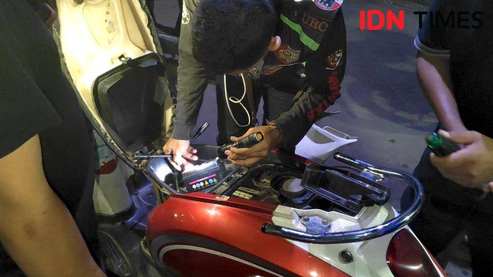 Puluhan kendaraan alami mogok akibat pertalite tercampur air di bekasi. (IDN Times/Imam Faishal)