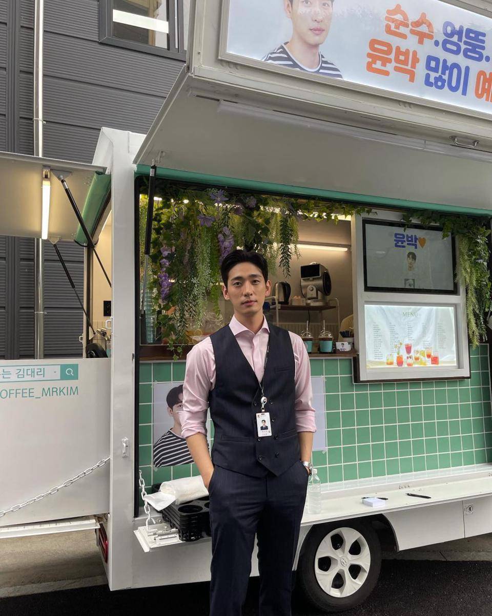 outfit ketemu camer (instagram.com/yoonbak)