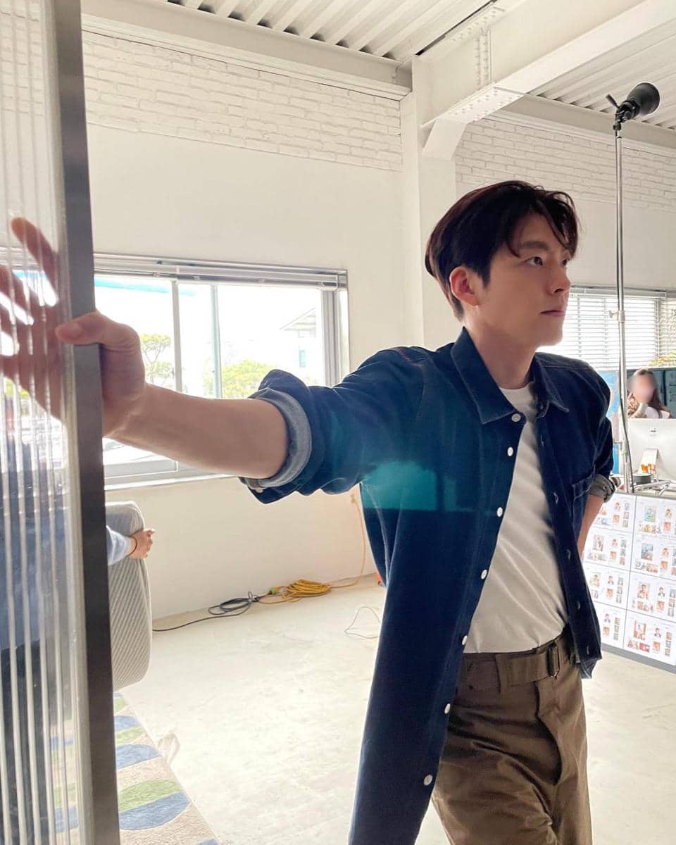 outfit buka bersama (instagram.com/____kimwoobin)