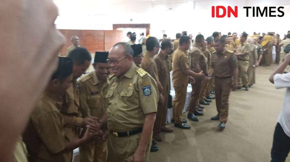 Pj Gubernur NTB Lalu Gita Ariadi menyalami pejabat yang dimutasi. (IDN Times/Muhammad Nasir)