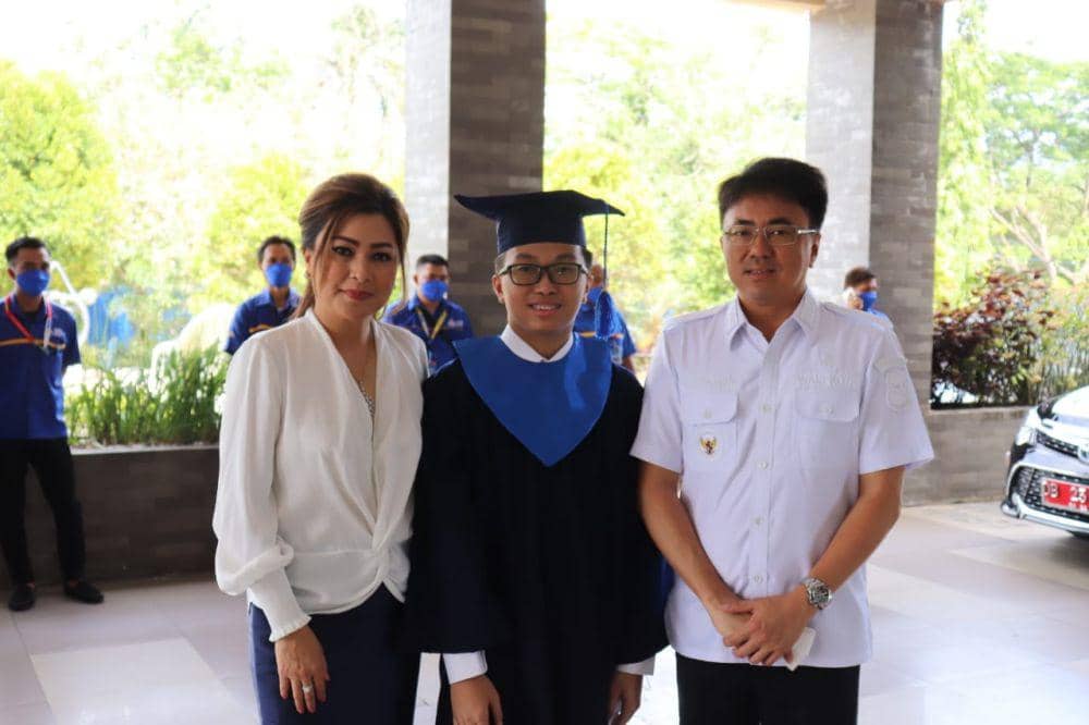 Irene Pinontoan (kiri) merupakan istri dari Wali Kota Manado, Andrei Angouw (kanan). IDNTimes/Istimewa