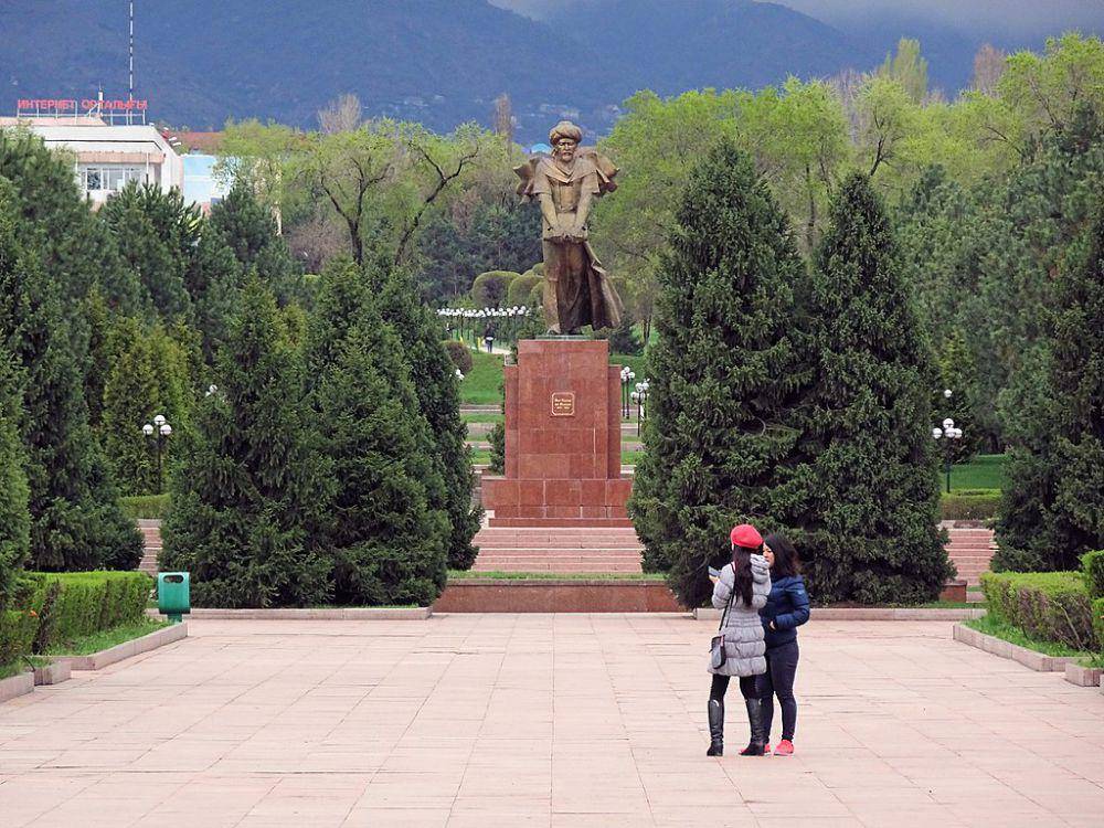 Patung Al-Farabi di kampus Kazakhstan (commons.wikimedia.org/Alexandru Panoiu)