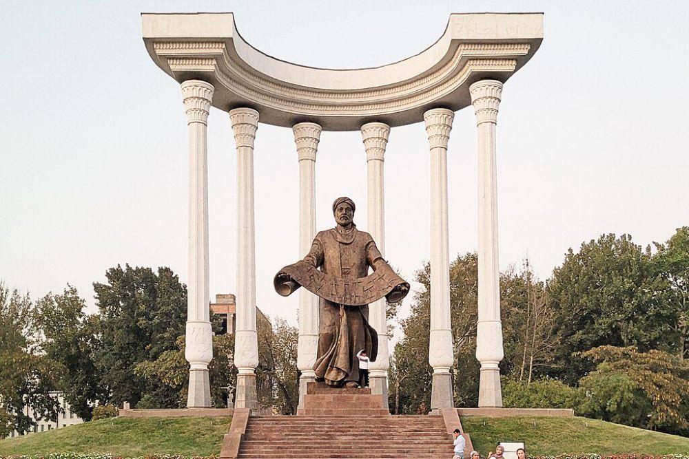 Patung Al-Farghani di Fergana, Uzbekistan (commons.wikimedia.org/Bgag)