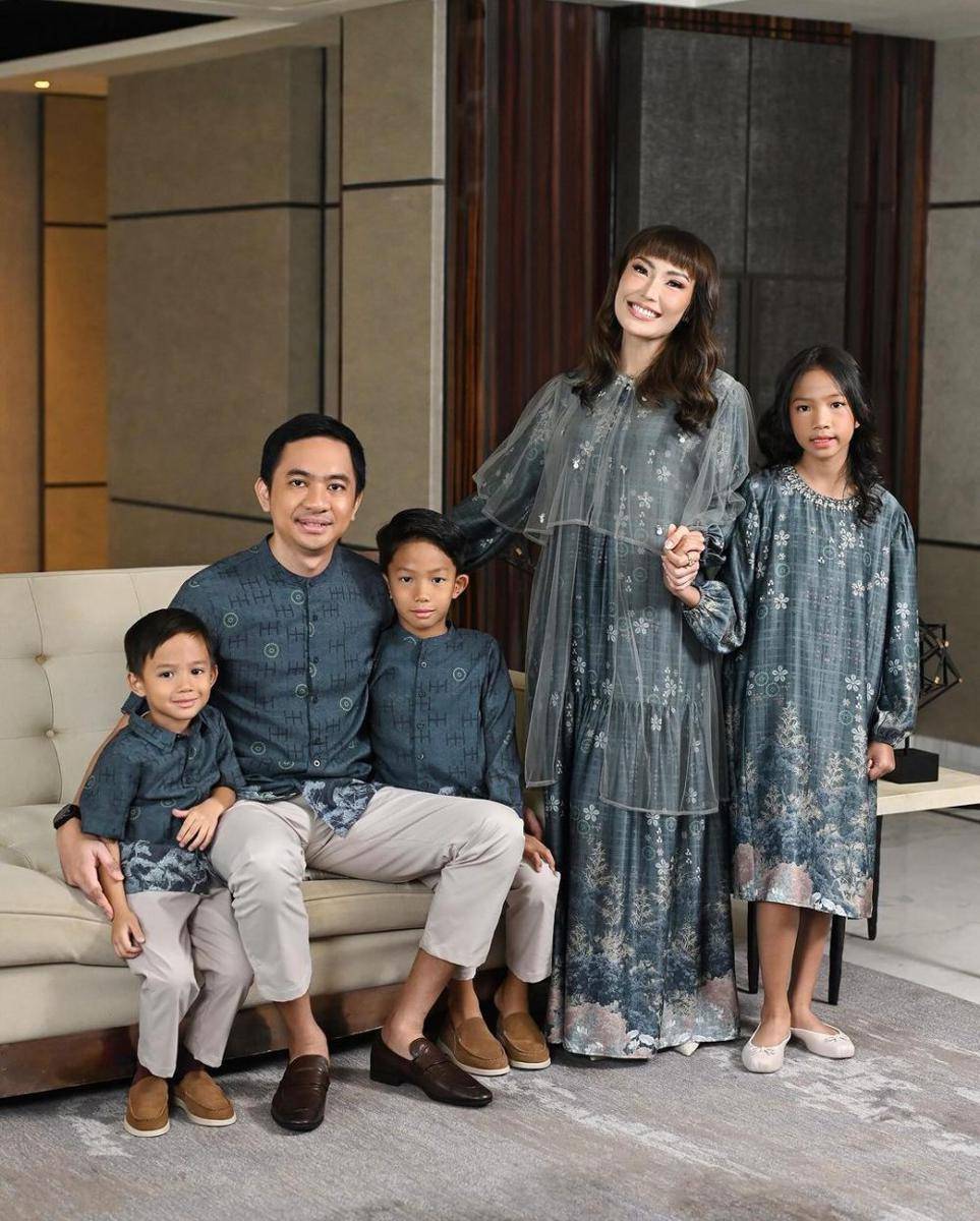 potret photoshoot keluarga Ayu Dewi kenakan busana lebaran (instagram.com/mrsayudewi)