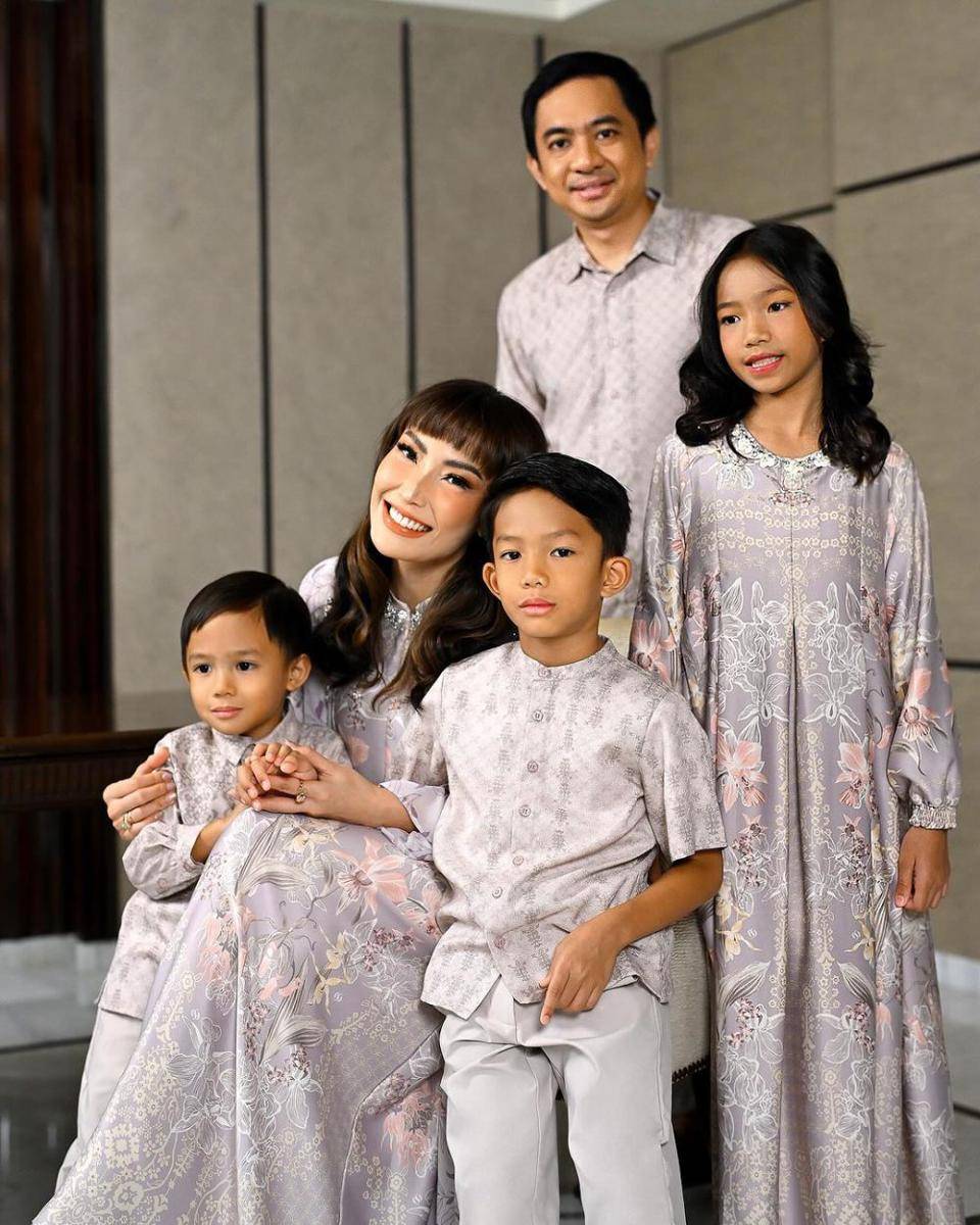 potret photoshoot keluarga Ayu Dewi kenakan busana lebaran (instagram.com/mrsayudewi)