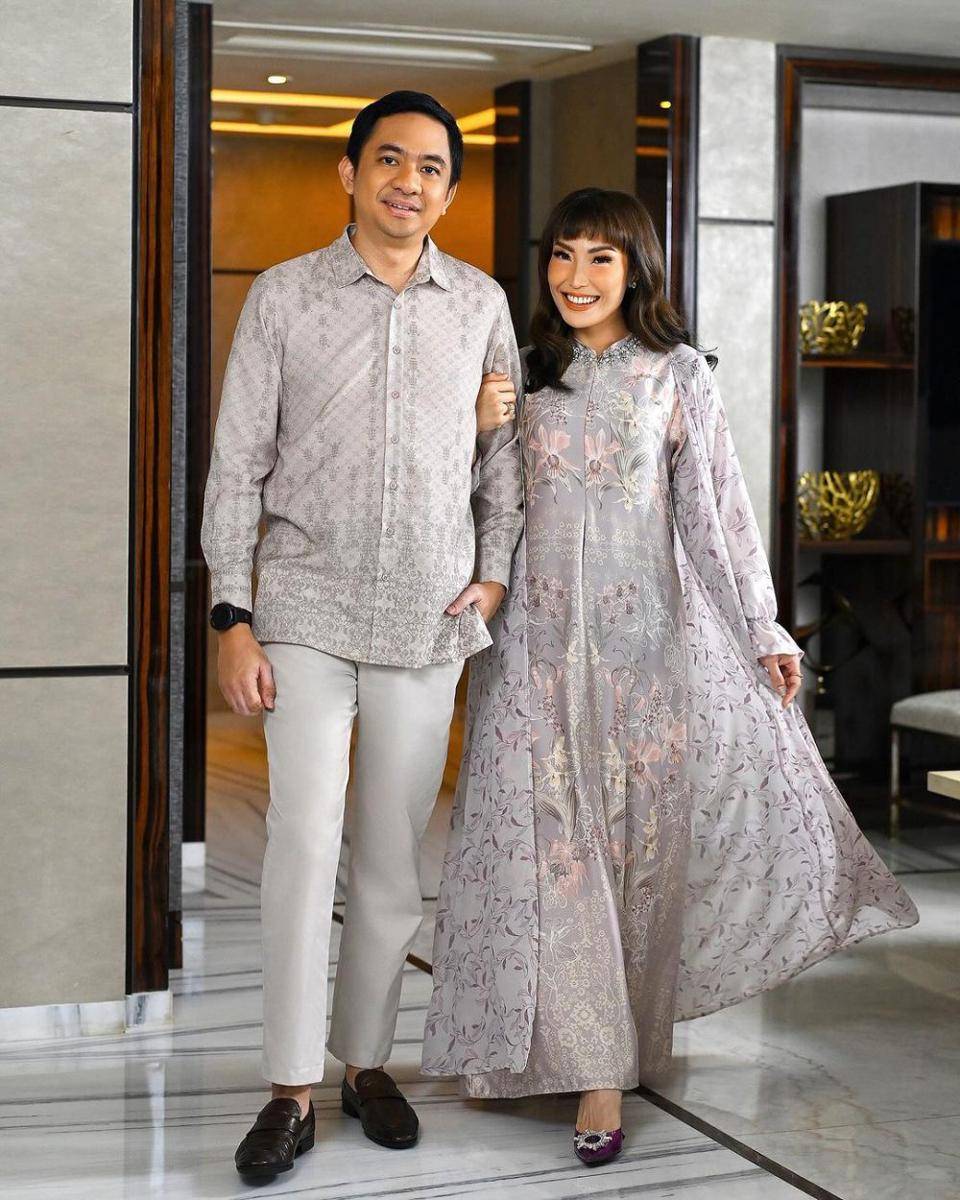 potret photoshoot keluarga Ayu Dewi kenakan busana lebaran (instagram.com/mrsayudewi)