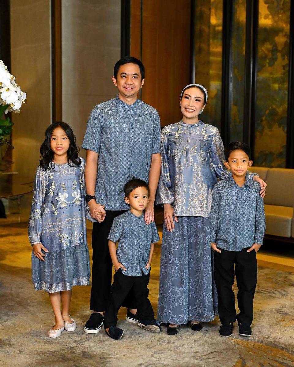 potret photoshoot keluarga Ayu Dewi kenakan busana lebaran (instagram.com/mrsayudewi)