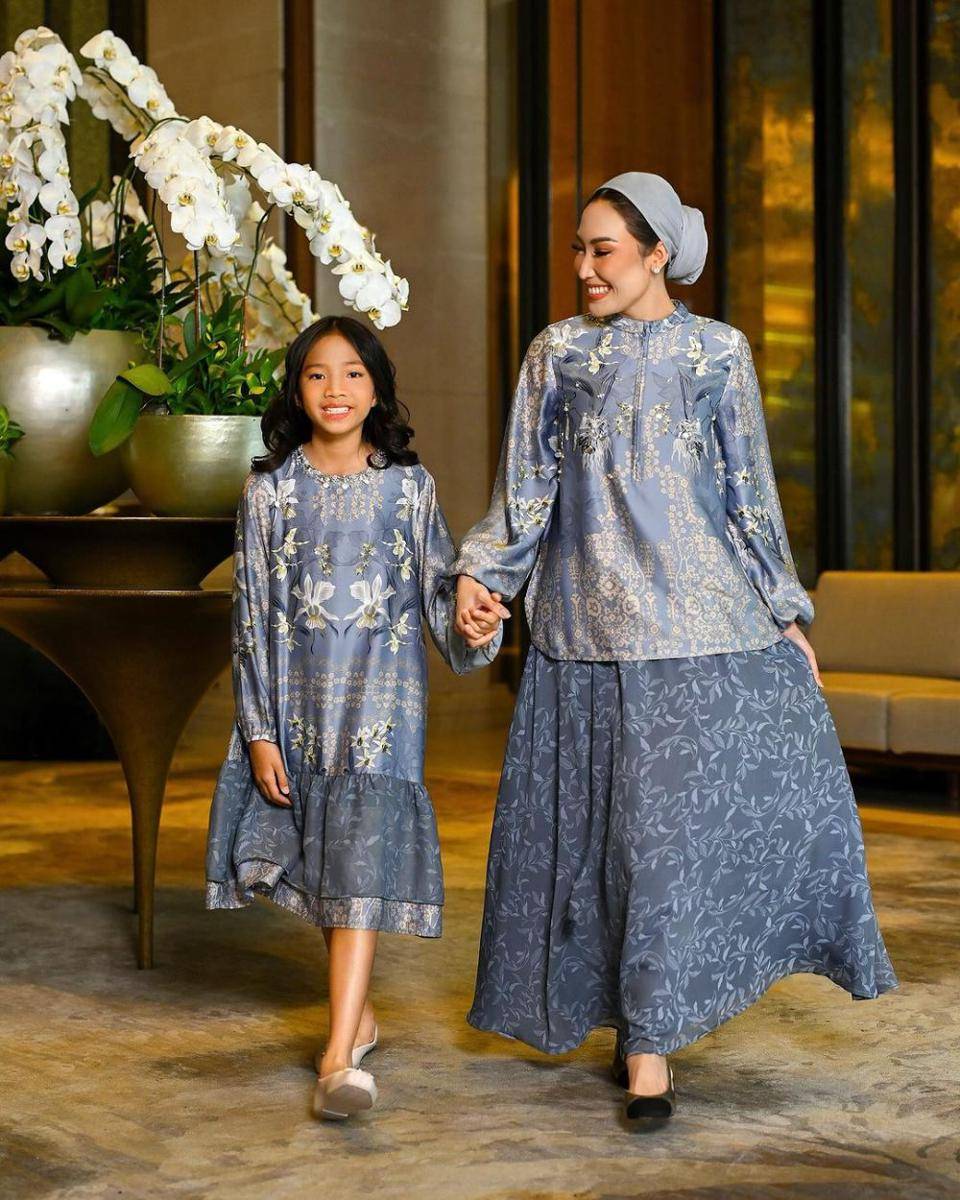 potret photoshoot keluarga Ayu Dewi kenakan busana lebaran (instagram.com/mrsayudewi)