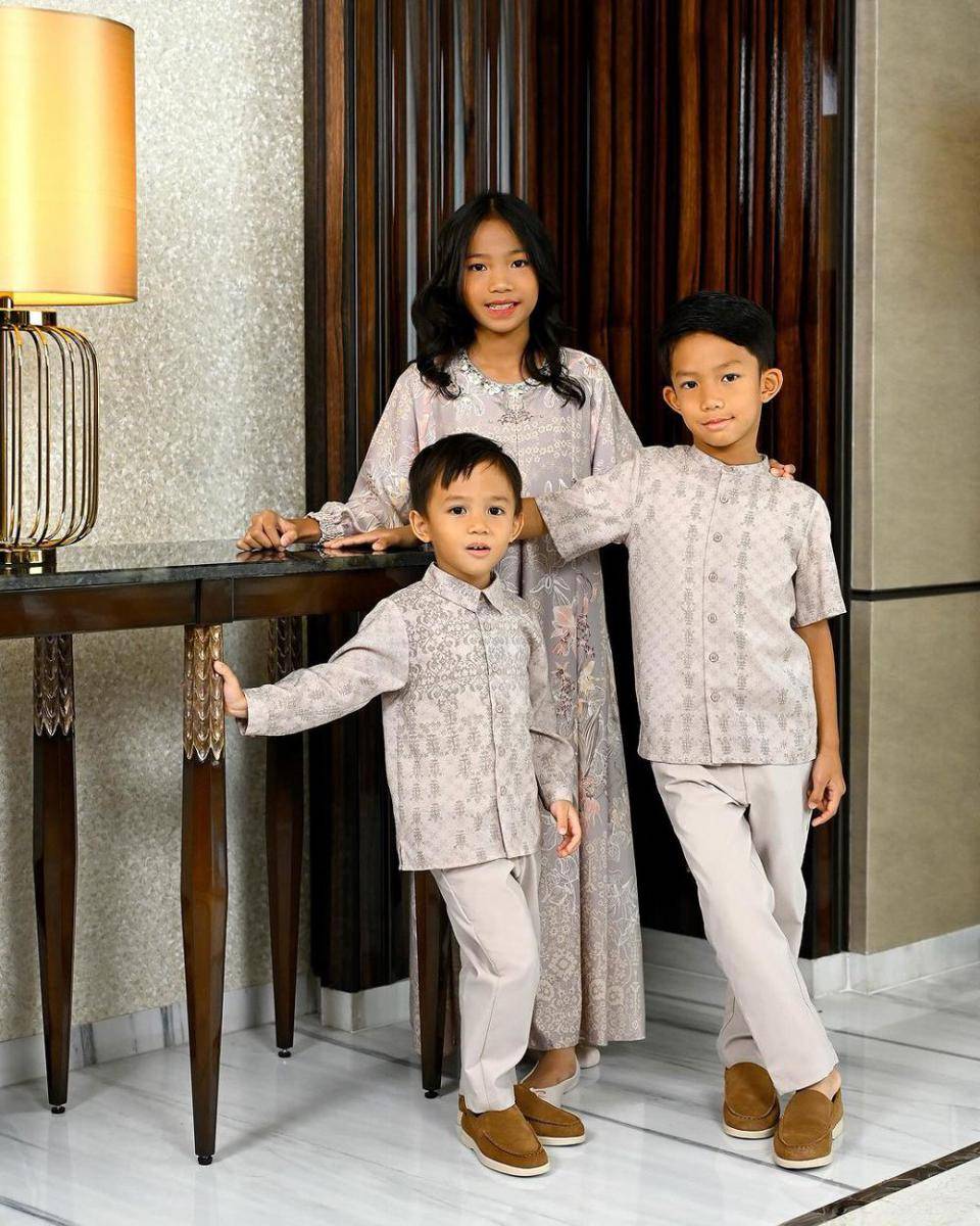 potret photoshoot keluarga Ayu Dewi kenakan busana lebaran (instagram.com/mrsayudewi)