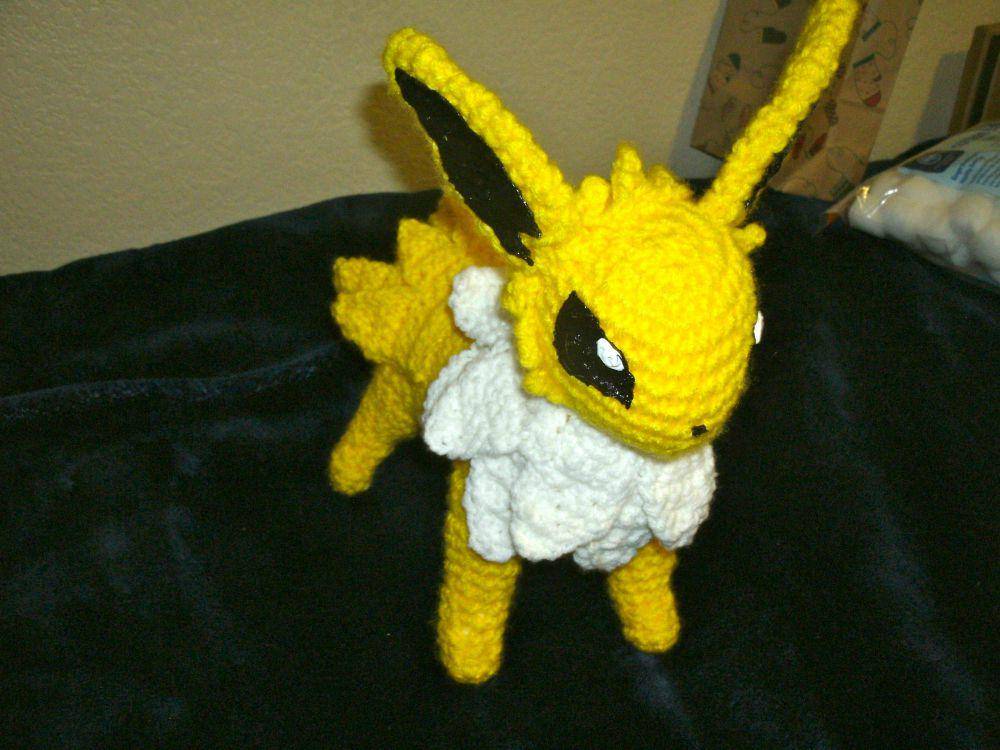 potret rajutan tangan bertema Jolteon (reddit.com/user/IsHomestuckAnAnime)