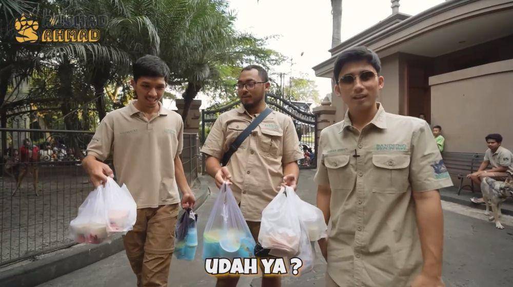Alshad Ahmad beli takjil bawa serigala (YouTube.com/Alshad Ahmad)