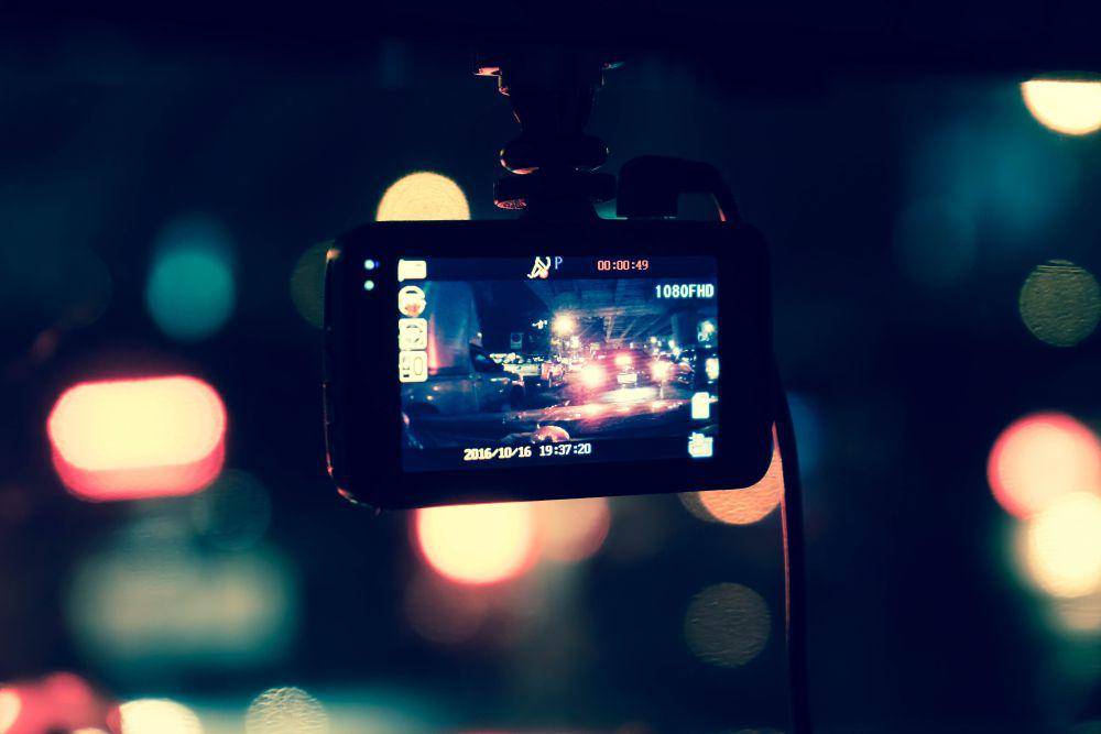 ilustrasi dashcam mobil dengan perekaman video 1080p Full HD (freepik.com/topntp26)
