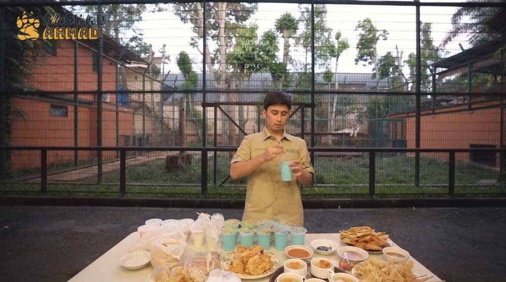 Alshad Ahmad beli takjil bawa serigala (YouTube.com/Alshad Ahmad)