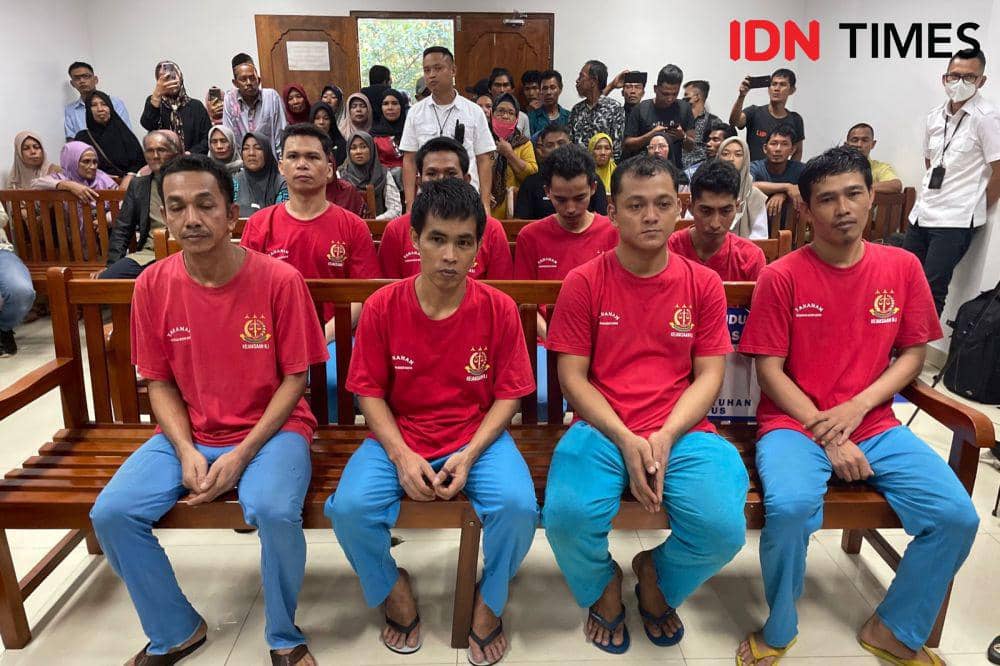 Ke-8 terdakwa aksi bela Rempang saat di Pengadilan Negeri Batam (IDN Times/Putra Gema Pamungkas)