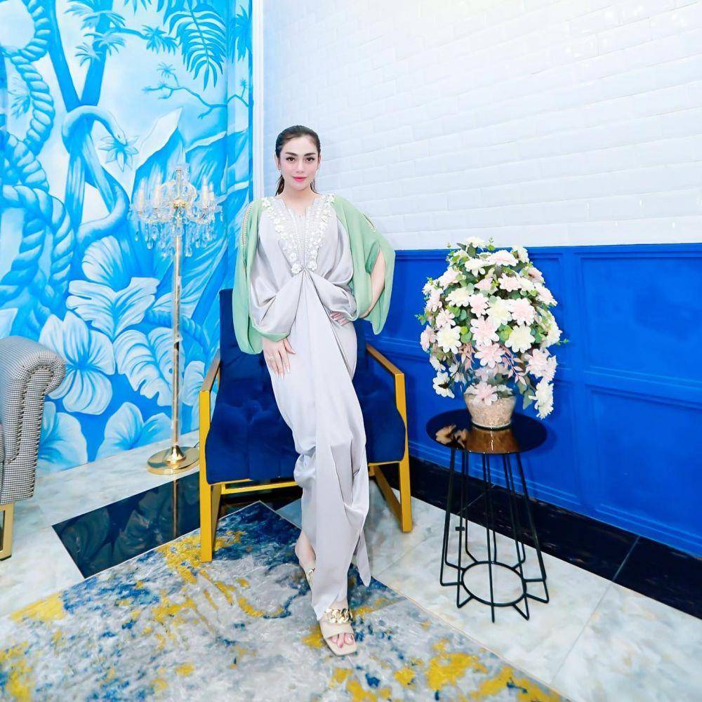 model kaftan minimalis (instagram.com/celine_evangelista)