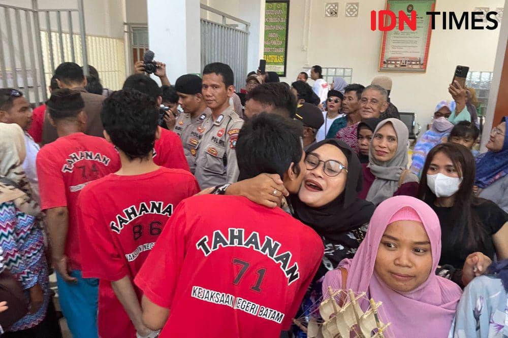 Terdakwa aksi bela Rempang mendapati dukungan dari seluruh keluarga di Pengadilan Negeri Batam (IDN Times/Putra Gema Pamungkas)