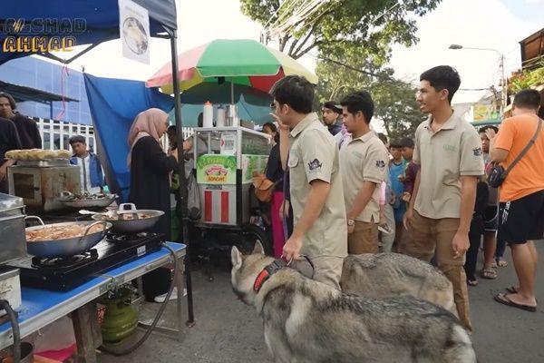 8 Potret Alshad Ahmad Beli Takjil Bawa Serigala, Jadi Perhatian Warga