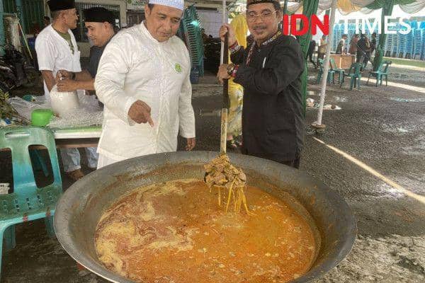 Suasana di Aceh Sepakat sedang mempersiapkan menu buka puasa bersama (IDN Times/Indah Permata Sari)