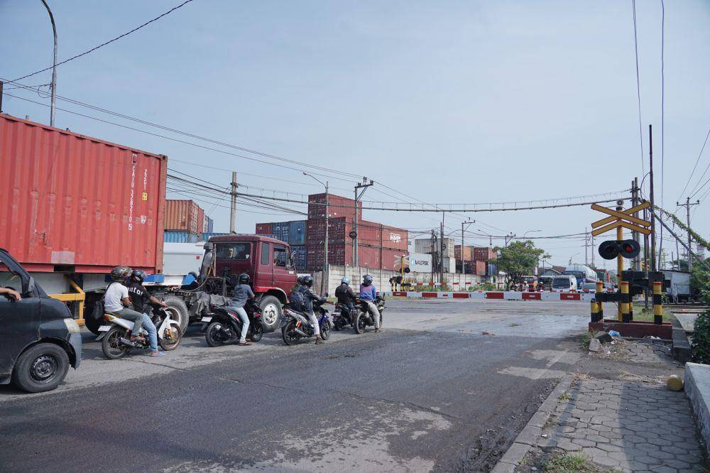 Antrean kendaraan menunggu kereta api lewat di perlintasan rel berpalang pintu Jalan Ronggowarsito. (IDN Times/Dok Humas Daop 4 Semarang)