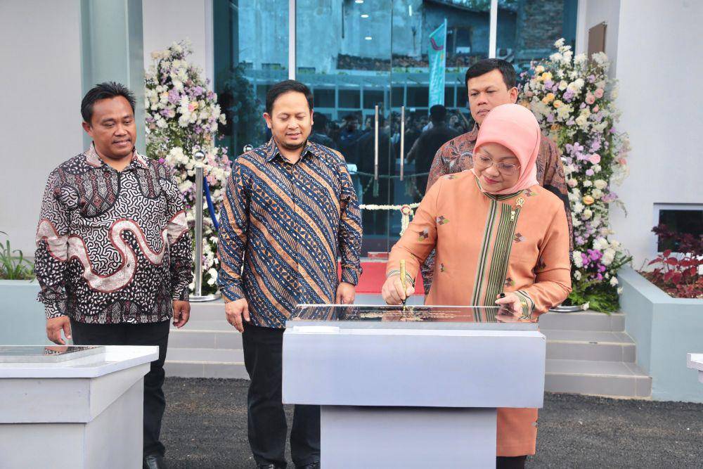 Menteri Ketenagakerjaan (Menaker) Ida Fauziyah meresmikan tiga gedung sekaligus yang berada di area Balai Besar Pelatihan Vokasi dan Produktivitas (BBPVP) Bandung, Jawa Barat, pada Selasa (5/2/2024). (dok. Kemnaker)