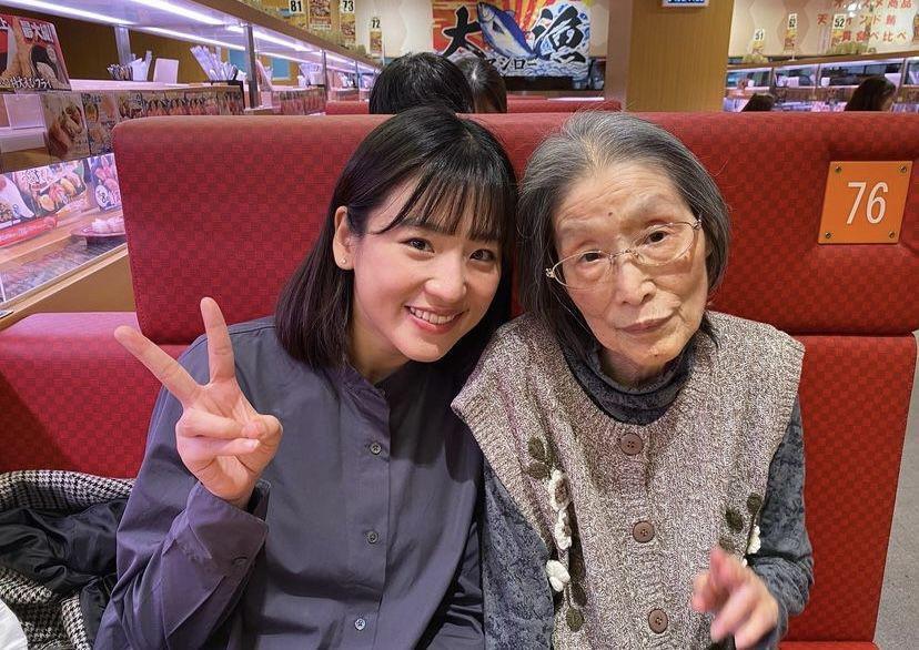 8 Potret Kenangan Haruka Nakagawa dan Neneknya yang Meninggal Dunia