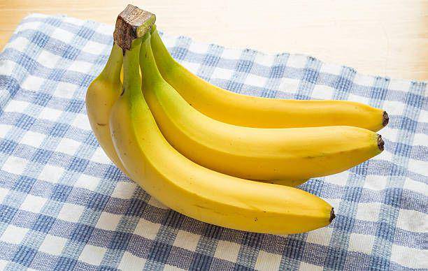 ilustrasi buah pisang (istockphoto.com/dbvirago)
