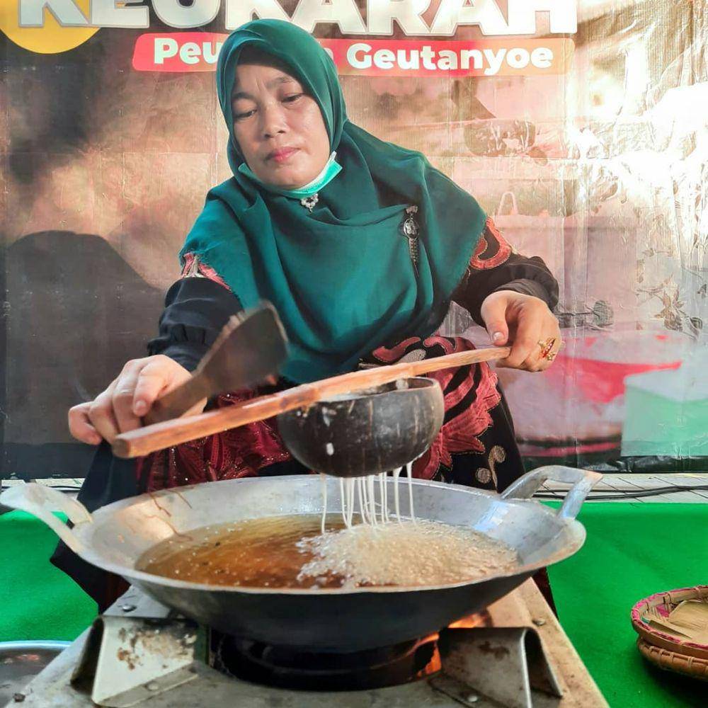 Pembuatan kue keukarah (instagram.com/edobotak_)