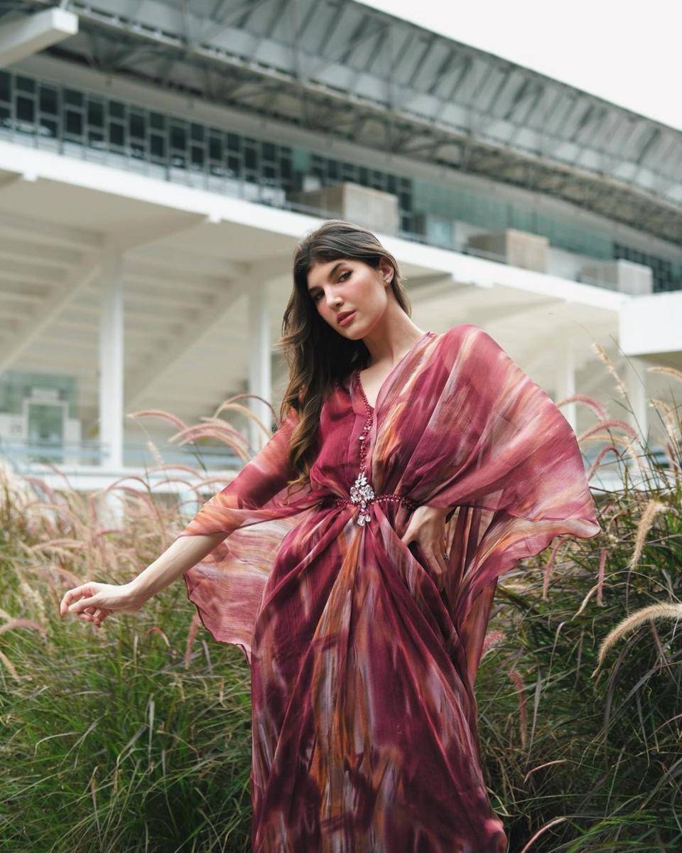 model kaftan minimalis (instagram.com/mikailapatritz)