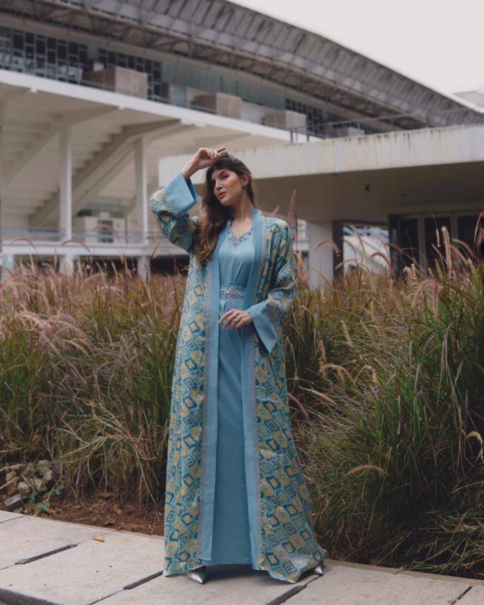 model kaftan minimalis (instagram.com/mikailapatritz)