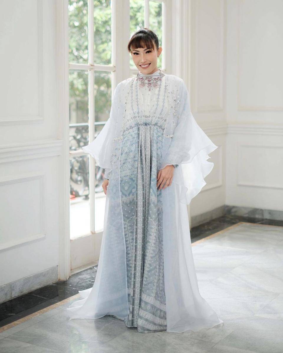 model kaftan minimalis (instagram.com/mrsayudewi)